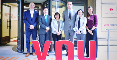 Consul General of The Netherlands in Shanghai paid visit to VNU